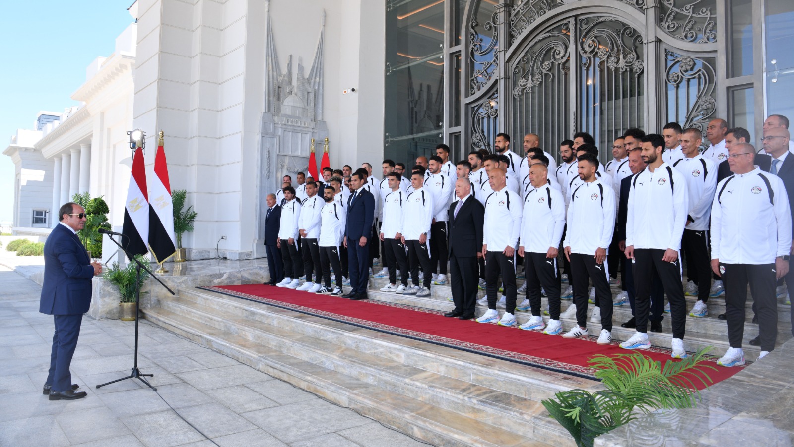 بالصور.. السيسي يمنح المنتخب الوطني وأعضاء الجهازين الفني والإداري كأس الفخر والاعتزاز