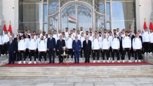 بالصور.. السيسي يمنح المنتخب الوطني وأعضاء الجهازين الفني والإداري كأس الفخر والاعتزاز