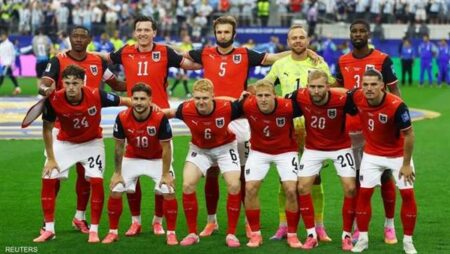 رئيس النمسا يطالب الآباء بالسماح لأبنائهم بالسهر لمتابعة مواجهة إسبانيا في كأس العالم