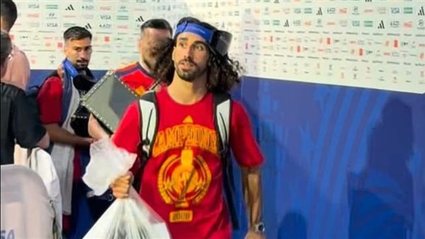 كوكوريلا يثير الجدل بحمل كأس العالم في كيس بلاستيك.. والجماهير: “جاب الكاس في شوال” كوكوريلا يثير الجدل بحمل كأس العالم في كيس بلاستيك.. والجماهير: “جاب الكاس في شوال”
