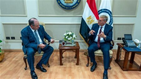 وزير البترول يبحث مع أباتشي العالمية خطط الاستكشاف وزيادة الإنتاج بالصحراء الغربية