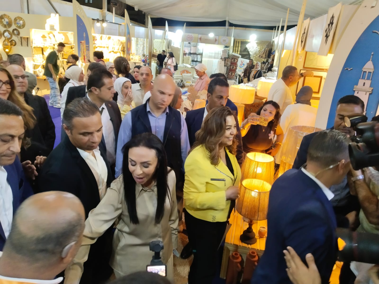 وزيرة التضامن تفتتح معرض "ديارنا" للحرف اليدوية بالساحل الشمالي بمشاركة 450 عارضًا 2 وزيرة التضامن تفتتح معرض "ديارنا" للحرف اليدوية بالساحل الشمالي بمشاركة 450 عارضًا