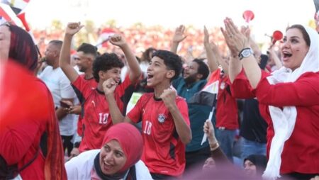 فرحة جماهير الفان زون بالعاصمة الإدارية خلال الشوط الأول لمباراة مصر والأرجنتين (صور)