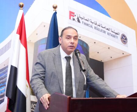 الرقابة المالية تجيز لمراقب الحسابات مراجعة خمسة صناديق استثمار في وقت واحد بدلًا من ثلاثة الرقابة المالية تجيز لمراقب الحسابات مراجعة خمسة صناديق استثمار في وقت واحد بدلًا من ثلاثة