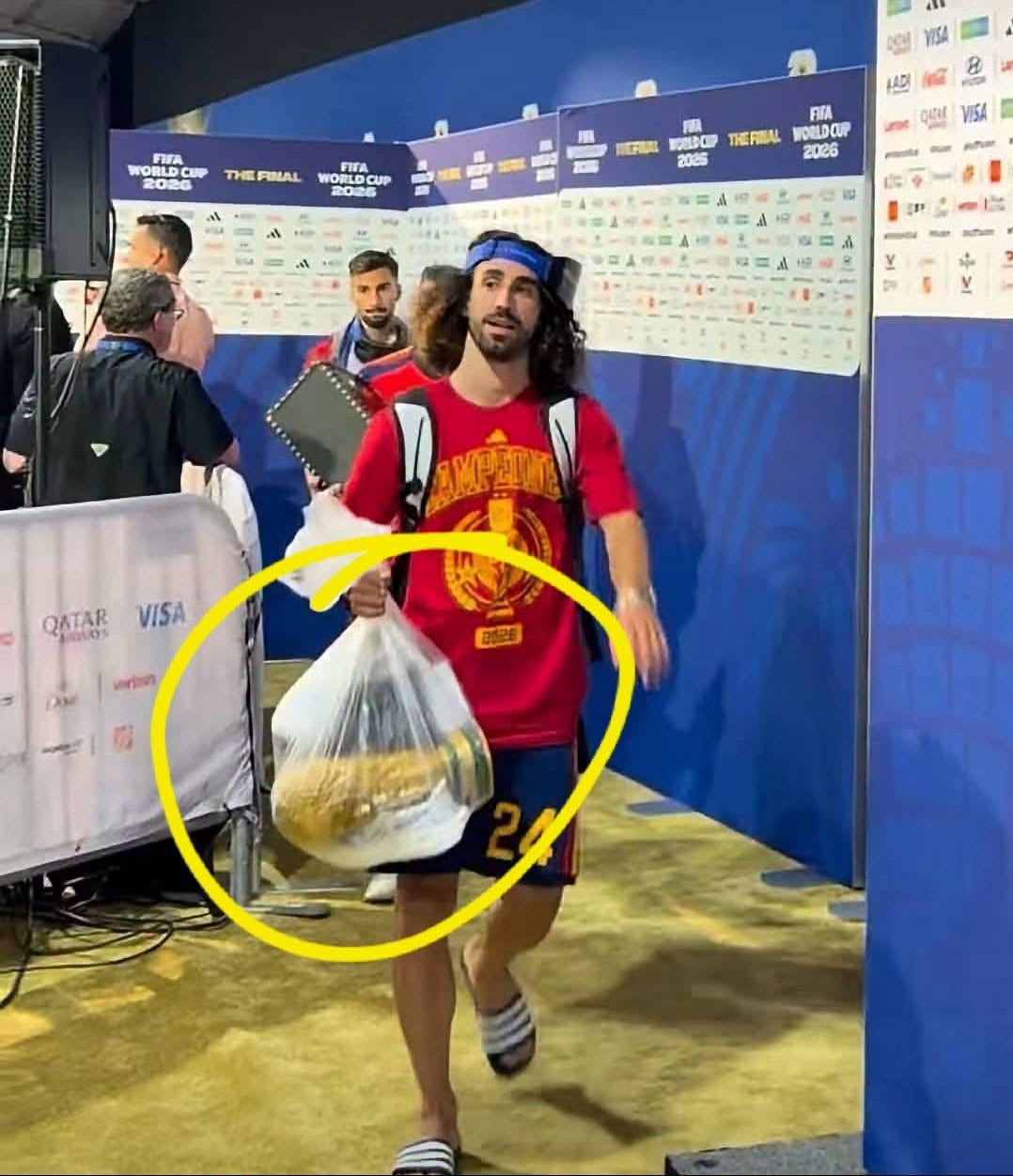 كوكوريلا يثير الجدل بحمل كأس العالم في كيس بلاستيك.. والجماهير: “جاب الكاس في شوال” 1 كوكوريلا يثير الجدل بحمل كأس العالم في كيس بلاستيك.. والجماهير: “جاب الكاس في شوال”