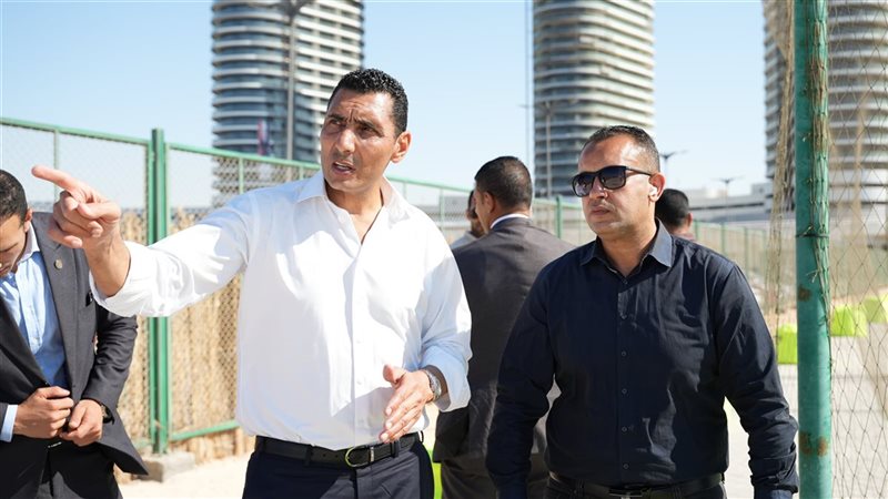 وزير الرياضة يكافئ منقذي عضو تعرض للغرق بحمام سباحة مركز التنمية بالجزيرة