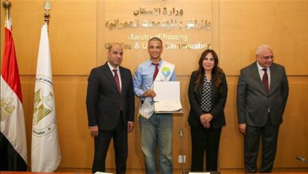 وزيرا الإسكان والعمل يكرمان أوائل طلاب المدارس الفنية ومدارس عمار للتكنولوجيا التطبيقية وزيرا الإسكان والعمل يكرمان أوائل طلاب المدارس الفنية ومدارس عمار للتكنولوجيا التطبيقية