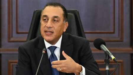 رئيس الوزراء يكرم أوائل الثانوية العامة ويترأس اجتماع الحكومة بالعلمين