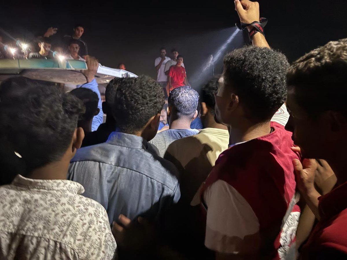 الهلال الأحمر يساند أسر ضحايا حادث الإسماعيلية والتعامل مع حالات الإغماء أثناء تشييع الجثامين (صور) 4 الهلال الأحمر يساند أسر ضحايا حادث الإسماعيلية والتعامل مع حالات الإغماء أثناء تشييع الجثامين (صور)