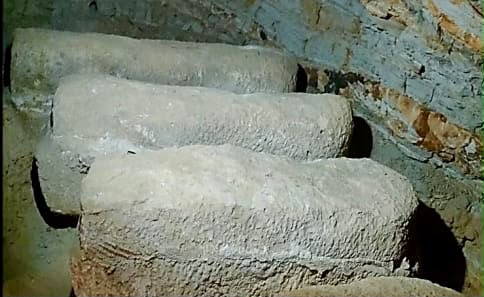الكشف عن مومياوات وتوابيت من الحجر الجيري والفخار بـ3 مقابر في الواحات البحرية