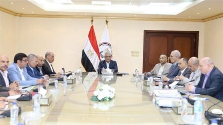 وزير الإنتاج الحربي يوجه بتسريع تنفيذ التعاقدات ورفع تنافسية المنتجات وزير الإنتاج الحربي يوجه بتسريع تنفيذ التعاقدات ورفع تنافسية المنتجات