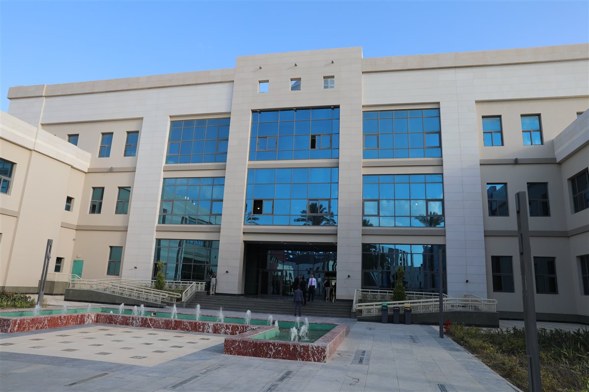 وزير التعليم العالي يتفقد جامعة العلمين الدولية ويطلع على التجهيزات الحديثة