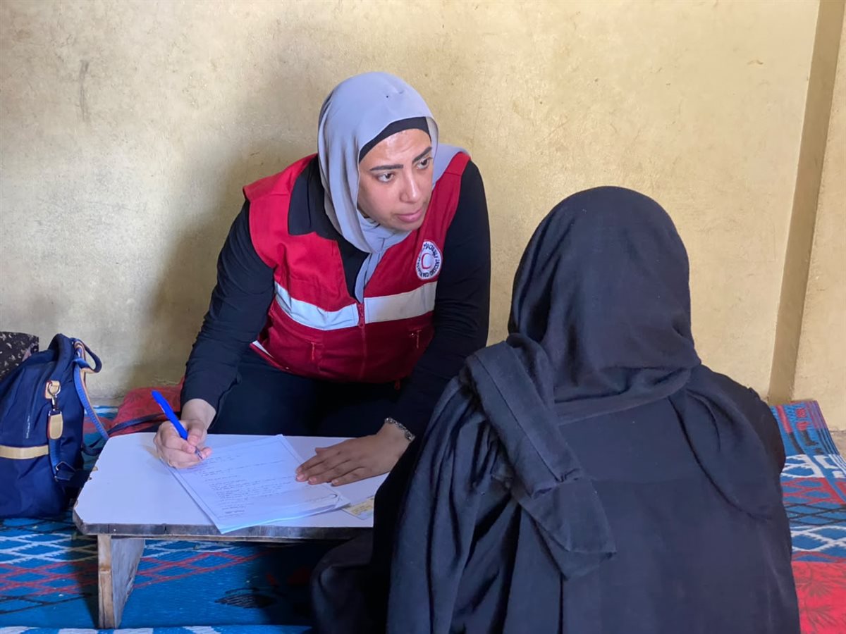 من المستشفيات إلى القرى، الهلال الأحمر يواصل دعم الأسر المتضررة من حادث الدواويس 3 من المستشفيات إلى القرى، الهلال الأحمر يواصل دعم الأسر المتضررة من حادث الدواويس