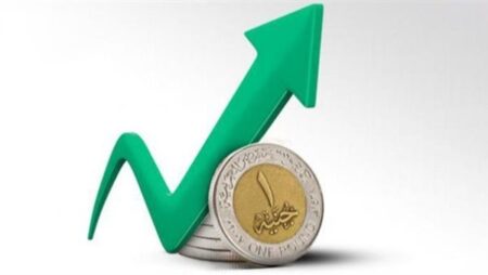 أستاذ التمويل: تحسن الجنيه أمام الدولار يعكس تغيرًا في ميزان العرض والطلب