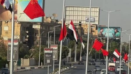 صور "السيسي" و"شي بينج" وأعلام البلدين تزين شوارع القاهرة استعدادًا لاستقبال الرئيس الصيني