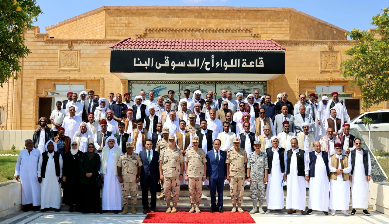القوات المسلحة تنظم عددا من اللقاءات مع شيوخ وعواقل سيناء ومطروح.. صور