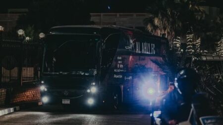 الأهلي يصل إلى استاد القاهرة استعداد لمواجهة زد في الدوري الأهلي يصل إلى استاد القاهرة استعداد لمواجهة زد في الدوري