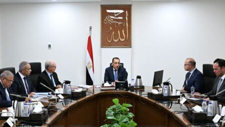 رئيس الوزراء يناقش مقترحات نقل ملكية عدد من الشركات القابضة وشركاتها التابعة