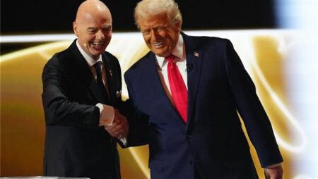 غضب موظفى الفيفا بسبب رفض إنفانتينو الاستقالة عقب فضيحة مشروعه التجاري.. والاتحاد الأوروبي لكرة القدم يجدد تهديده بالمقاطعة غضب موظفى الفيفا بسبب رفض إنفانتينو الاستقالة عقب فضيحة مشروعه التجاري.. والاتحاد الأوروبي لكرة القدم يجدد تهديده بالمقاطعة