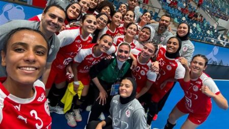 وزير الشباب والرياضة يهنئ رئيس اتحاد اليد بالفوز علي الدنمارك في المونديال