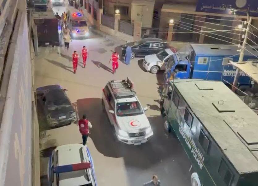 الهلال الأحمر يساند أسر ضحايا حادث الإسماعيلية والتعامل مع حالات الإغماء أثناء تشييع الجثامين (صور) 3 الهلال الأحمر يساند أسر ضحايا حادث الإسماعيلية والتعامل مع حالات الإغماء أثناء تشييع الجثامين (صور)