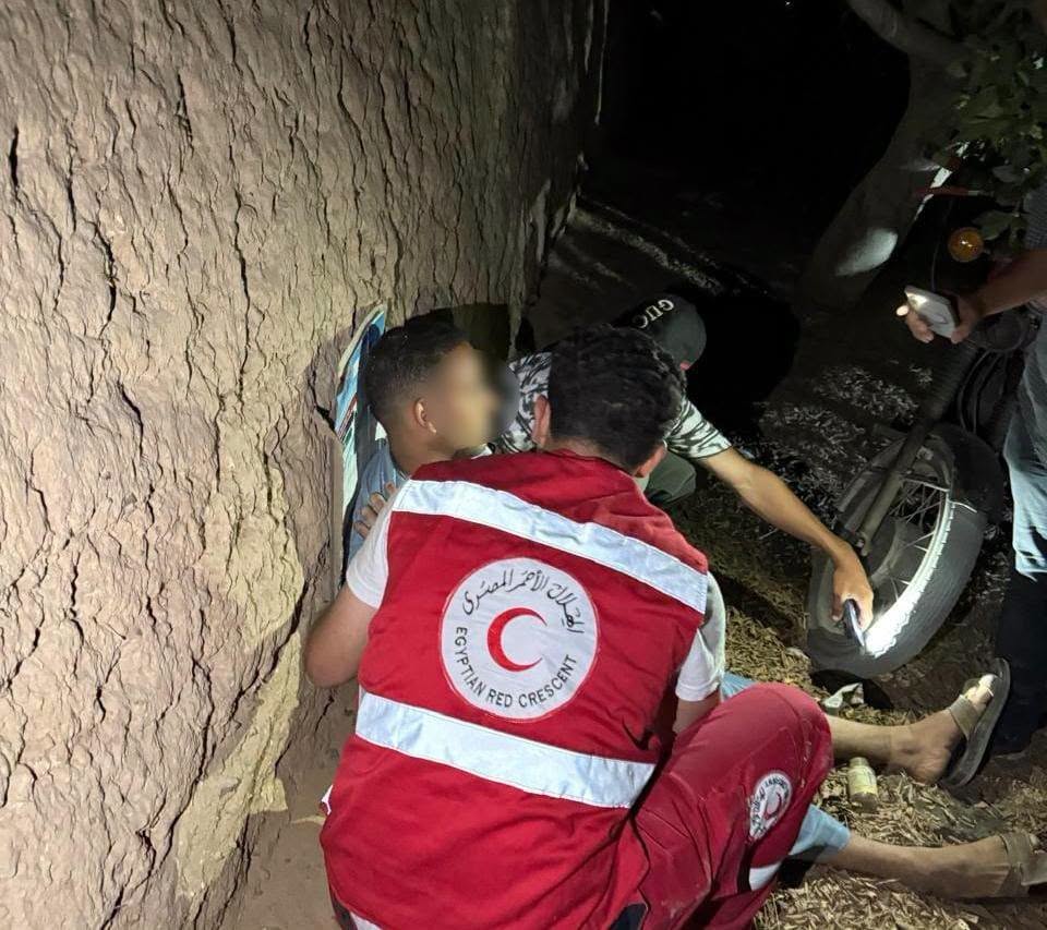 الهلال الأحمر يساند أسر ضحايا حادث الإسماعيلية والتعامل مع حالات الإغماء أثناء تشييع الجثامين (صور) 6 الهلال الأحمر يساند أسر ضحايا حادث الإسماعيلية والتعامل مع حالات الإغماء أثناء تشييع الجثامين (صور)