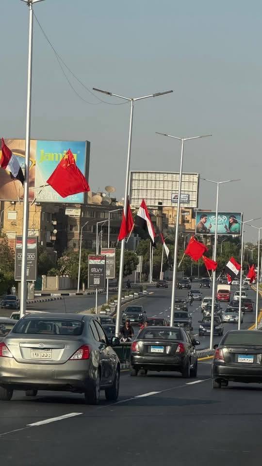صور "السيسي" و"شي بينج" وأعلام البلدين تزين شوارع القاهرة استعدادًا لاستقبال الرئيس الصيني