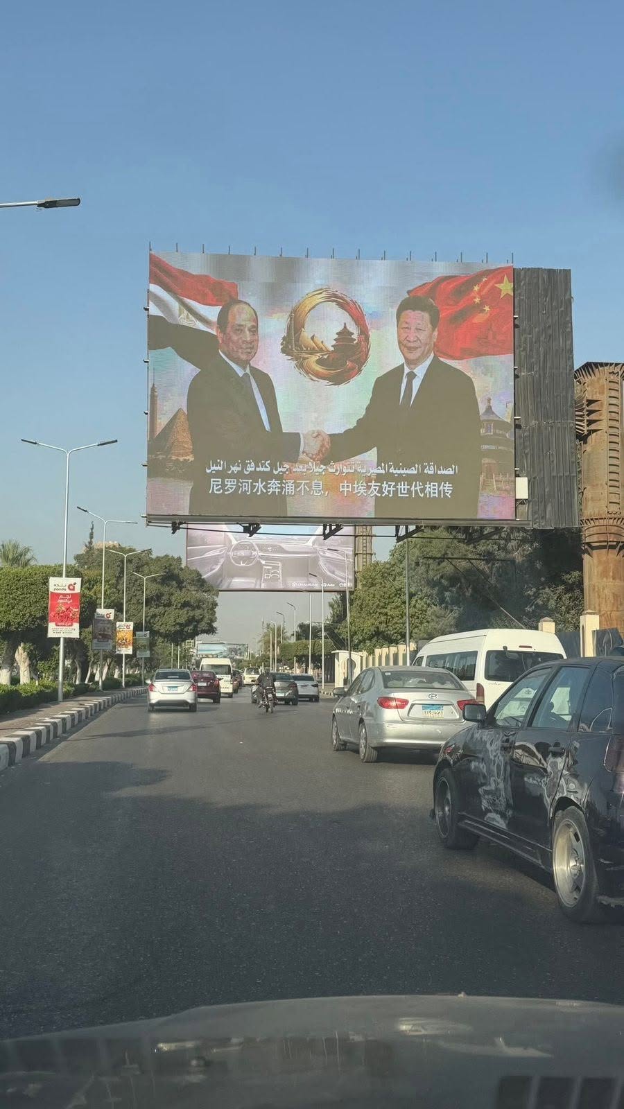 صور "السيسي" و"شي بينج" وأعلام البلدين تزين شوارع القاهرة استعدادًا لاستقبال الرئيس الصيني