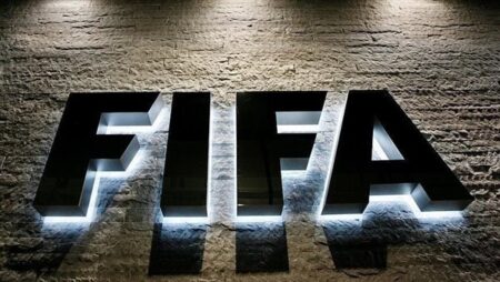 فيفا يتراجع عن بيع كأس العالم.. إنفانتينو يلغي المشروع بعد ضغوط واسعة فيفا يتراجع عن بيع كأس العالم.. إنفانتينو يلغي المشروع بعد ضغوط واسعة