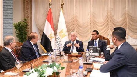 وزير الرياضة يشهد توقيع عقد استضافة مصر لبطولة كأس العالم للدارتس 2027