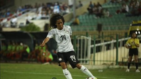 سالي منصور تفتح النار على محمد كمال بعد استبعادها من أمم أفريقيا: «منتخب مصر مش مكان للمجاملات»