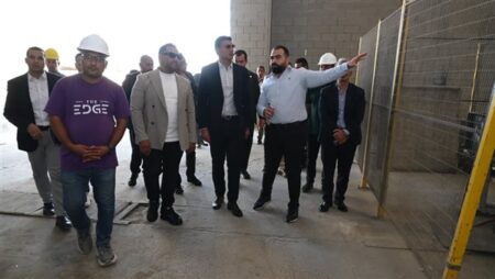 45 مليار جنيه استثمارات.. وزير الصناعة يتفقد مجمع «e2 العلمين»