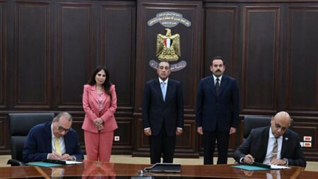 رئيس الوزراء يشهد توقيع اتفاقية تأسيس شركة "مواصلات مدن مصر" لتشغيل منظومة النقل الذكي بالمدن العمرانية الجديدة رئيس الوزراء يشهد توقيع اتفاقية تأسيس شركة "مواصلات مدن مصر" لتشغيل منظومة النقل الذكي بالمدن العمرانية الجديدة