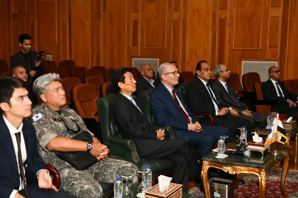 مصنع إنتاج المدرعات وشركة أبو زعبل للصناعات الهندسية يستقبلان سفير كوريا الجنوبية 1 مصنع إنتاج المدرعات وشركة أبو زعبل للصناعات الهندسية يستقبلان سفير كوريا الجنوبية
