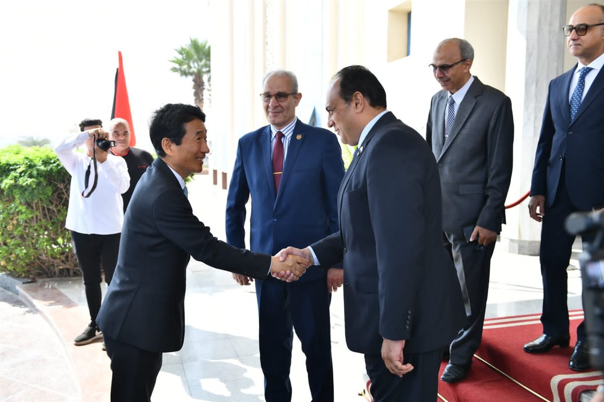 مصنع إنتاج المدرعات وشركة أبو زعبل للصناعات الهندسية يستقبلان سفير كوريا الجنوبية 5 مصنع إنتاج المدرعات وشركة أبو زعبل للصناعات الهندسية يستقبلان سفير كوريا الجنوبية