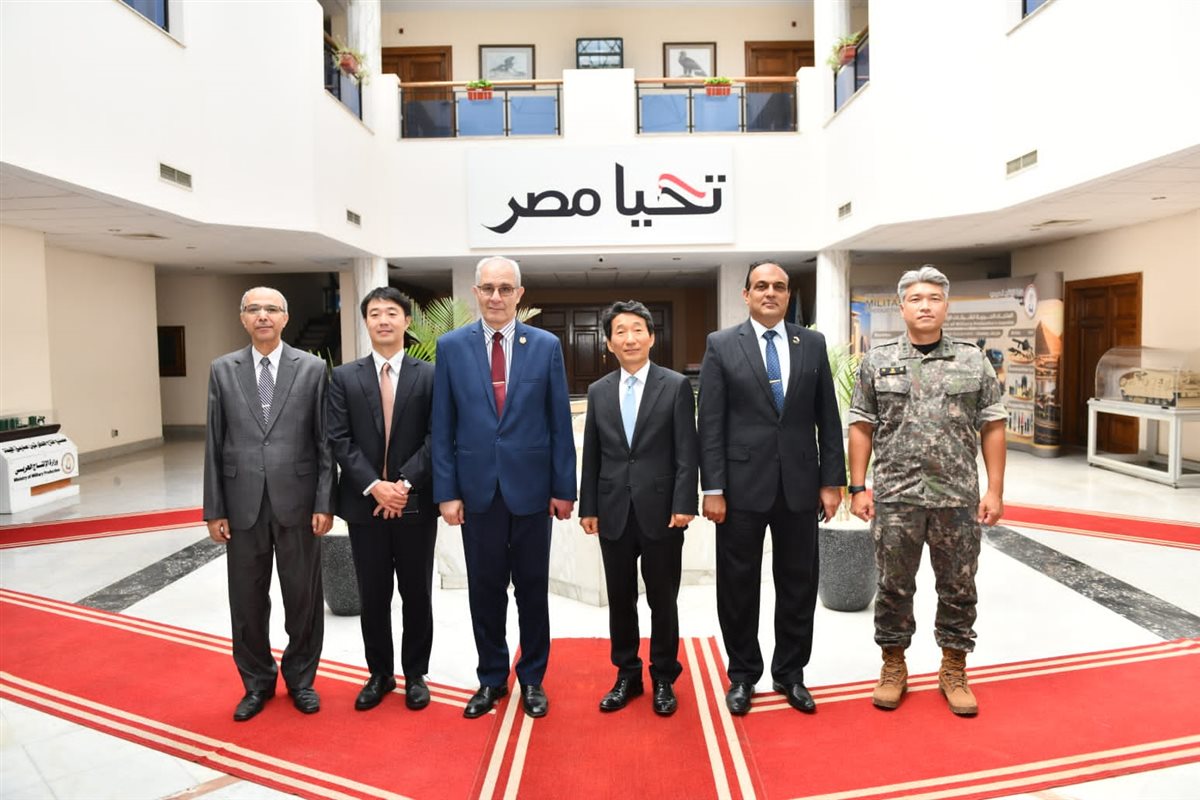 مصنع إنتاج المدرعات وشركة أبو زعبل للصناعات الهندسية يستقبلان سفير كوريا الجنوبية 2 مصنع إنتاج المدرعات وشركة أبو زعبل للصناعات الهندسية يستقبلان سفير كوريا الجنوبية