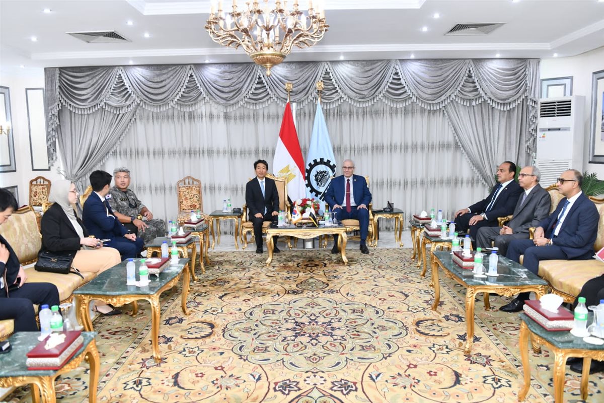مصنع إنتاج المدرعات وشركة أبو زعبل للصناعات الهندسية يستقبلان سفير كوريا الجنوبية 6 مصنع إنتاج المدرعات وشركة أبو زعبل للصناعات الهندسية يستقبلان سفير كوريا الجنوبية