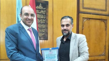 رئيس"صحة القاهرة" يكرّم الدكتور عمرو محمد إبراهيم تقديرًا لجهوده