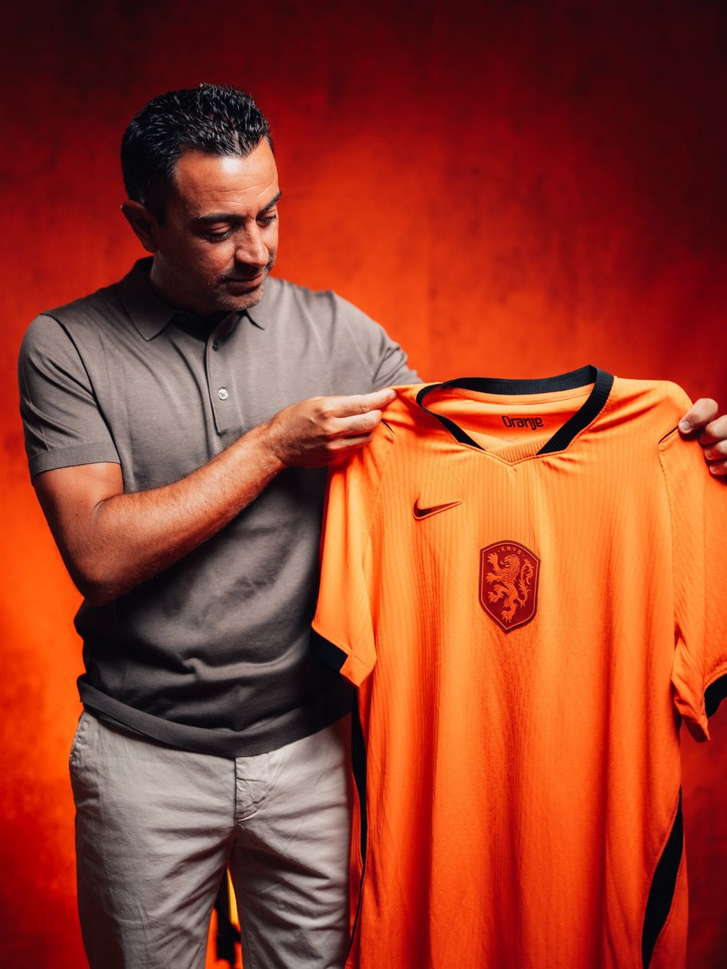 تشافي يصل هولندا استعدادا لتولي القيادة الفنية لمنتخب الطواحين (فيديو وصور)