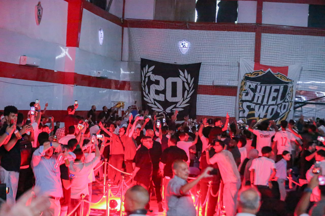 ليلة بيضاء في الزمالك.. جماهير القلعة البيضاء تحتفل بلقب الدوري.. صور