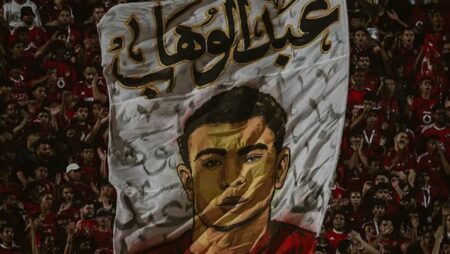 جماهير الأهلي تحيي ذكرى محمد عبد الوهاب بصورة خلال مباراة سموحة
