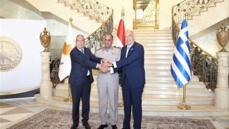 مصر تجمع وزراء دفاع مصر واليونان وقبرص في الاجتماع الثلاثي السادس لتعزيز الشراكة الاستراتيجية.. شاهد مصر تجمع وزراء دفاع مصر واليونان وقبرص في الاجتماع الثلاثي السادس لتعزيز الشراكة الاستراتيجية.. شاهد