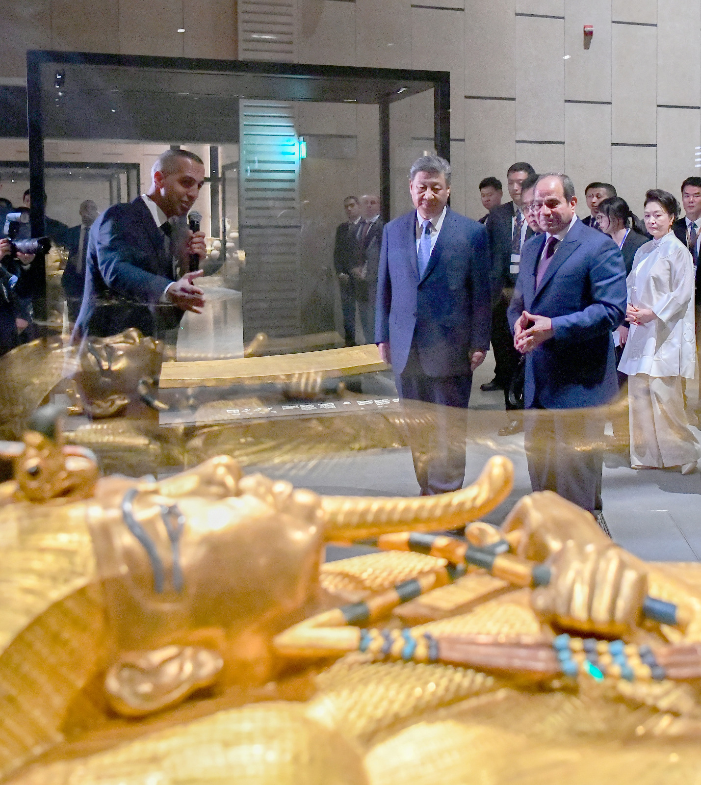 الرئيس السيسي يصطحب نظيره الصيني في جولة بالمتحف المصري الكبير 1 الرئيس السيسي يصطحب نظيره الصيني في جولة بالمتحف المصري الكبير