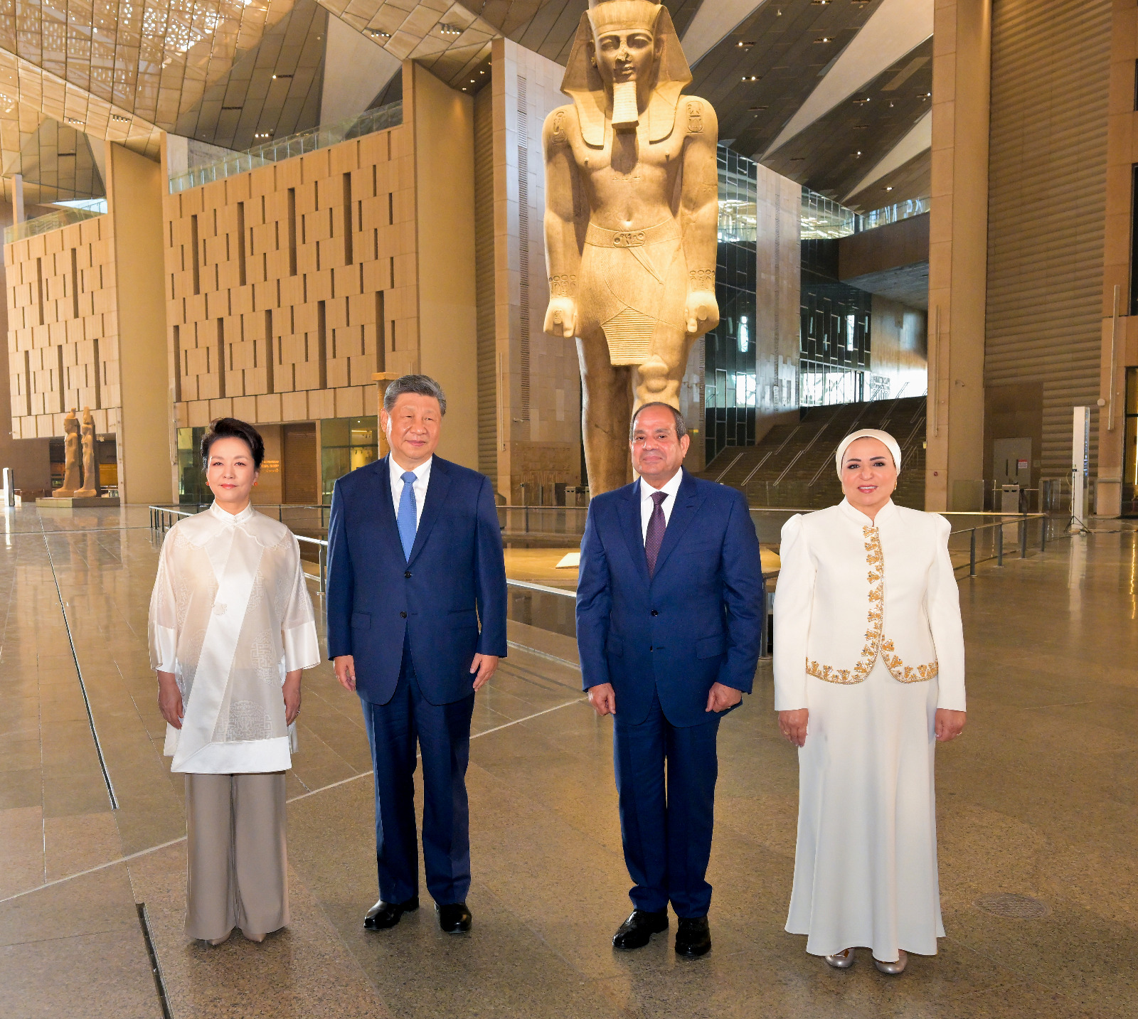 الرئيس السيسي يصطحب نظيره الصيني في جولة بالمتحف المصري الكبير 2 الرئيس السيسي يصطحب نظيره الصيني في جولة بالمتحف المصري الكبير