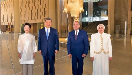 الرئيس السيسي يصطحب نظيره الصيني في جولة بالمتحف المصري الكبير