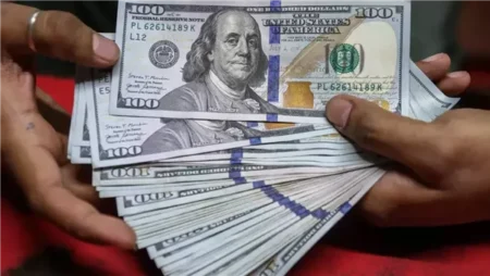 تراجع مفاجئ في سعر الدولار أمام الجنيه بالبنوك المصرية اليوم الأربعاء
