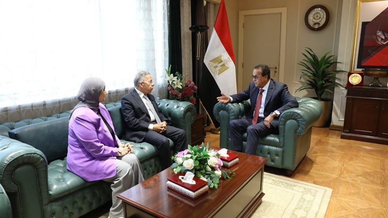 وزير الصحة يناقش مع نقيبي الأطباء والتمريض تعزيز الحماية المهنية وتحسين ظروف العمل 1 وزير الصحة يناقش مع نقيبي الأطباء والتمريض تعزيز الحماية المهنية وتحسين ظروف العمل