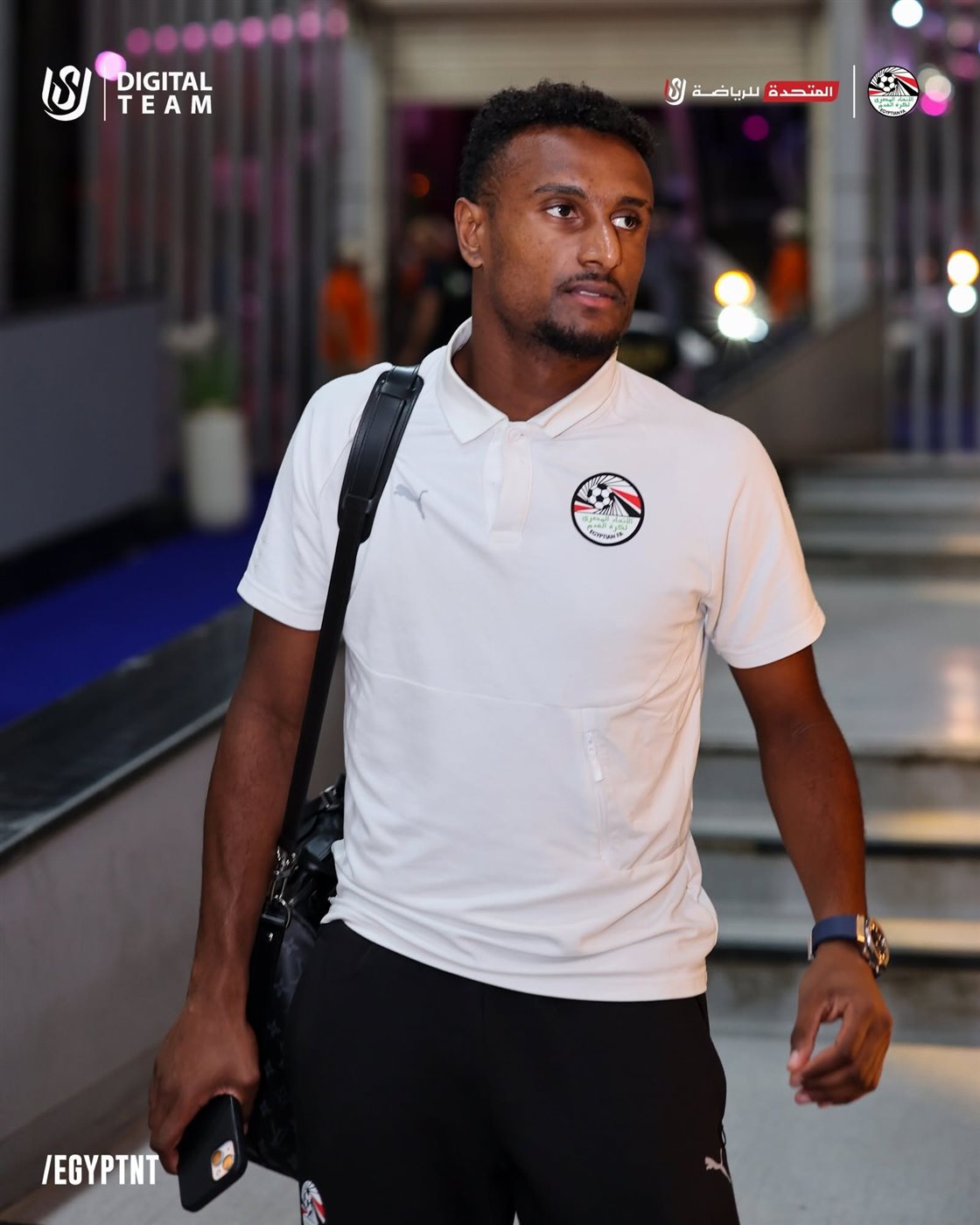 لقطات من وصول لاعبي منتخب مصر إلي ستاد القاهرة لمواجهة جنوب أفريقيا 3 لقطات من وصول لاعبي منتخب مصر إلي ستاد القاهرة لمواجهة جنوب أفريقيا