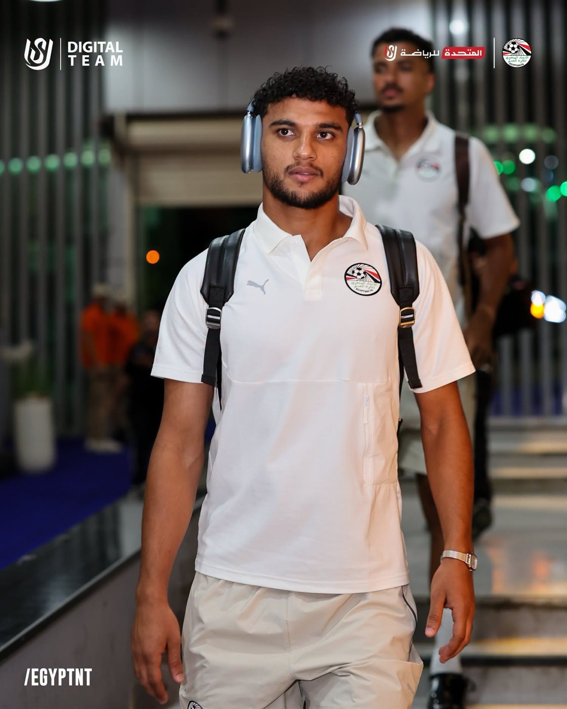 لقطات من وصول لاعبي منتخب مصر إلي ستاد القاهرة لمواجهة جنوب أفريقيا 2 لقطات من وصول لاعبي منتخب مصر إلي ستاد القاهرة لمواجهة جنوب أفريقيا