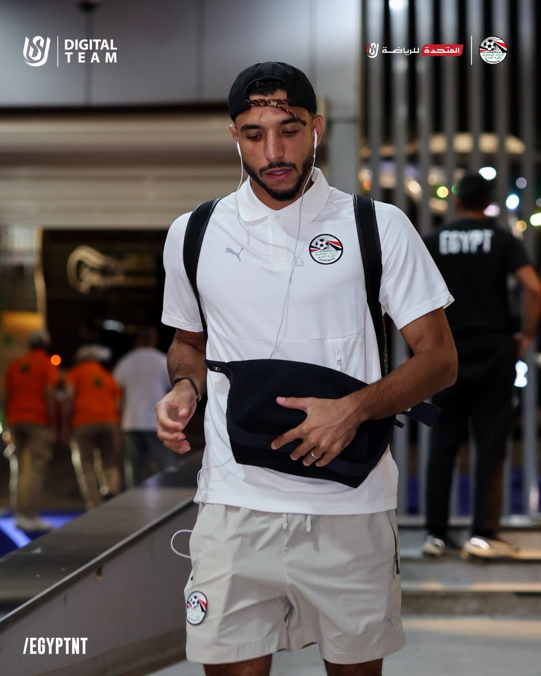 لقطات من وصول لاعبي منتخب مصر إلي ستاد القاهرة لمواجهة جنوب أفريقيا 4 لقطات من وصول لاعبي منتخب مصر إلي ستاد القاهرة لمواجهة جنوب أفريقيا